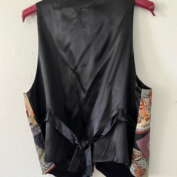 Unique vintage Paris tapestry vest with button up front and pockets vest - Picture 5 of 6